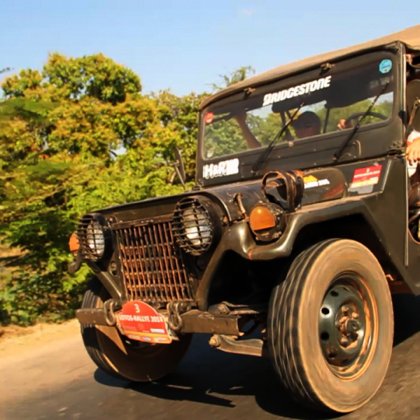 In a classic car through the jungle